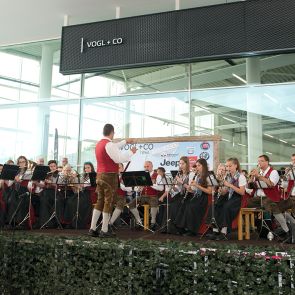 autohaus <br>vogl + co - planconsort ztgmbh architekten + ingenieure